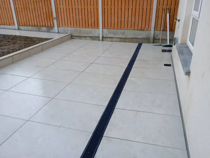 Porcelain patio with linear drainage